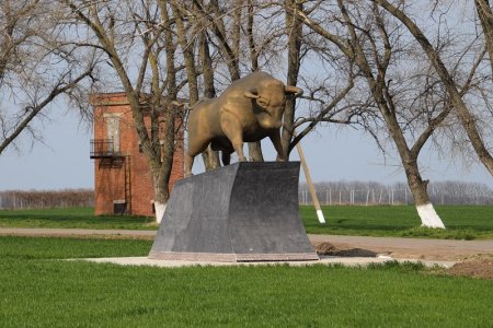 Статуя быка