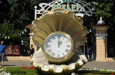 Часы перед входом в парк в Сочи