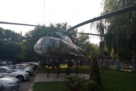Вертолет на постаменте в Краснодаре