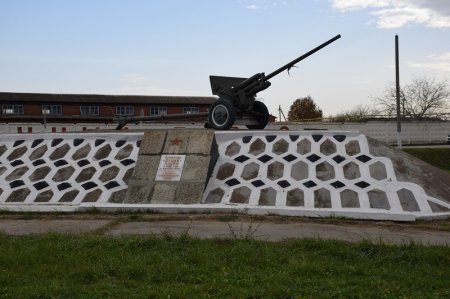 Памятник пушка