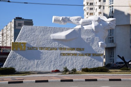 Монумент "Матрос с гранатой"