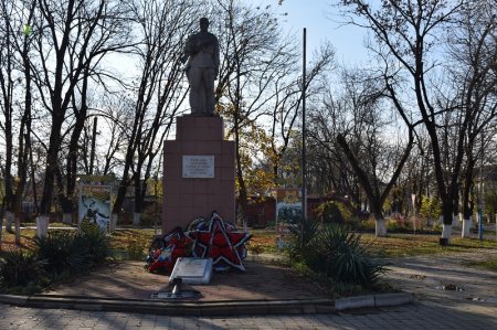 Памятник в Черноморском