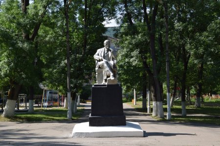 Памятник В.И.Ленину в Верхнебаканском