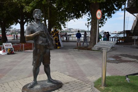 Скульптура"Турист" на набережной Геленджика