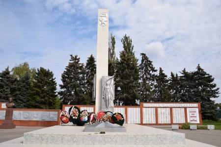 Мемориал и вечный огонь в Крыловской