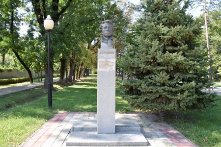 Памятник А.С.Пушкину в Горячем ключе