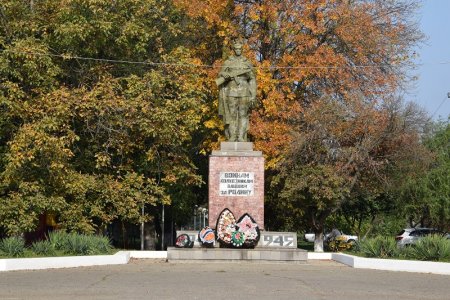 Памятник войнам колхозникам в Усть-Лабинске