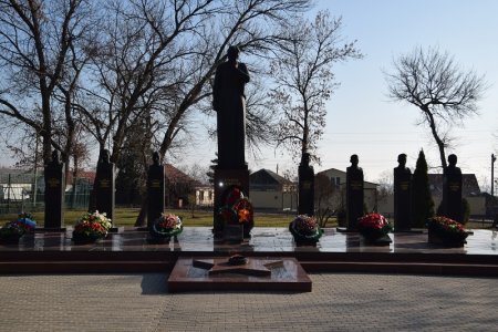 Мемориал и вечный огонь в Брюховецкой