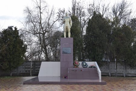 Памятник в Новотитаровской