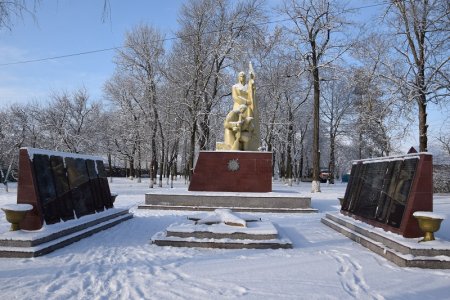 Мемориал и вечный огонь в Коржевском