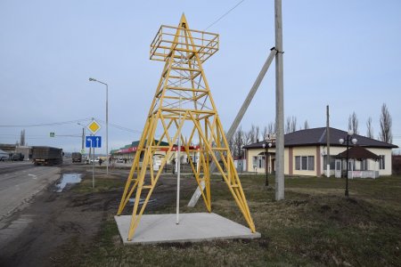 Макет нефтяной вышки в Киевском