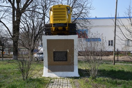Памятник механизаторам в Михайловской