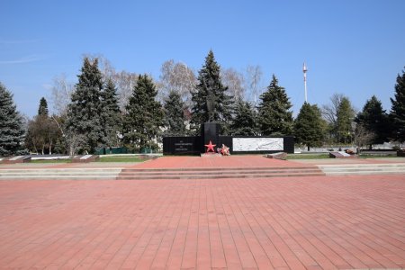 Мемориал и вечный огонь в Курганинске