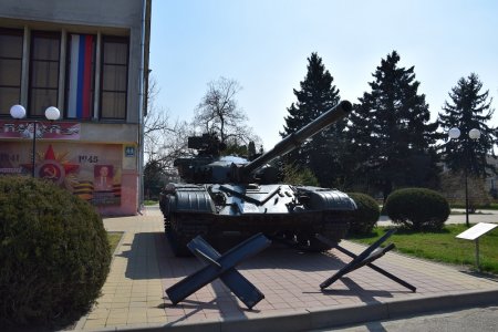 Танк перед музеем в Курганинске