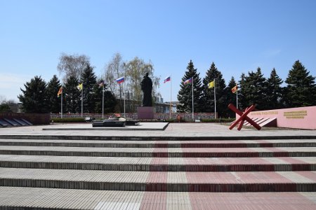 Мемориал и вечный огонь в Гулькевичах