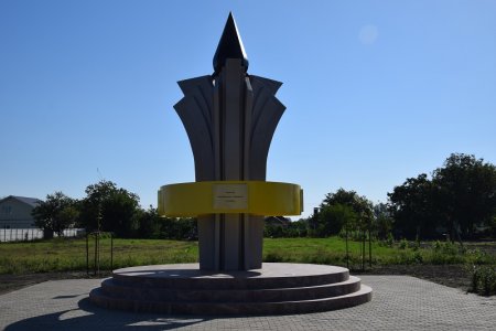 Памятник первопроходцам-нефтяникам в Киевском
