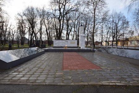 Мемориал и вечный огонь в Новокубанске