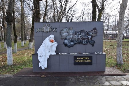 Памятник скорбящим матерям в Новокубанске